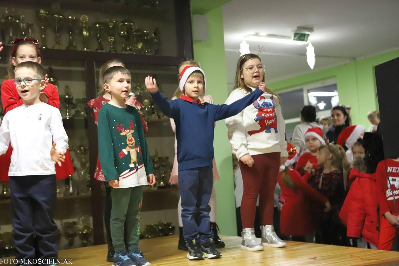 Zdjęcie w galerii na portalu naszraciborz.pl: Jak Gustaw pokochał święta. Kiermasz świąteczny w SP 15 [FOTO] wiadomości z regionu