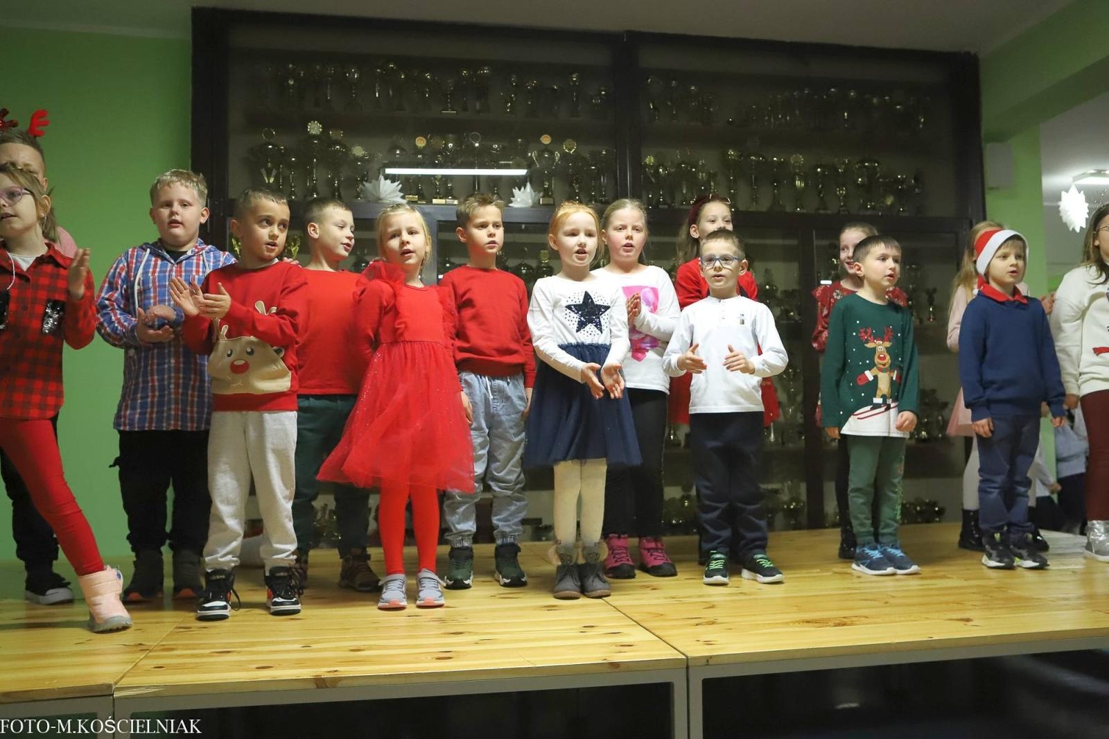 Zdjęcie w galerii na portalu naszraciborz.pl: Jak Gustaw pokochał święta. Kiermasz świąteczny w SP 15 [FOTO] wiadomości z regionu