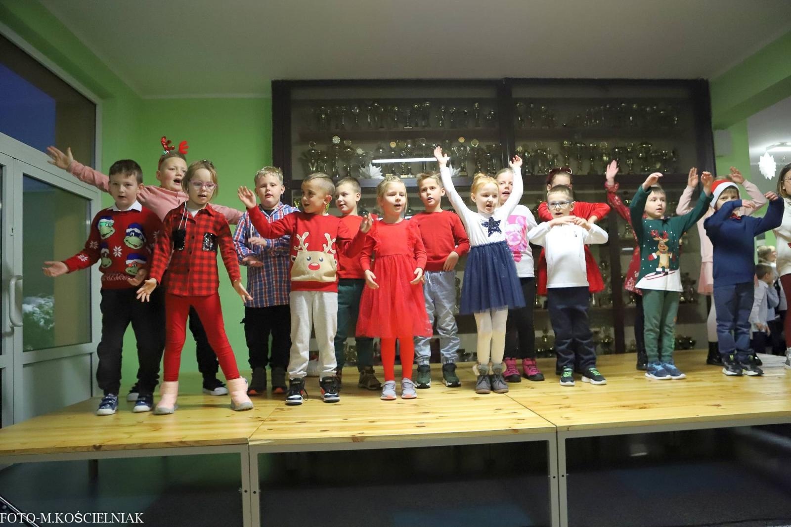 Zdjęcie w galerii na portalu naszraciborz.pl: Jak Gustaw pokochał święta. Kiermasz świąteczny w SP 15 [FOTO] wiadomości z regionu