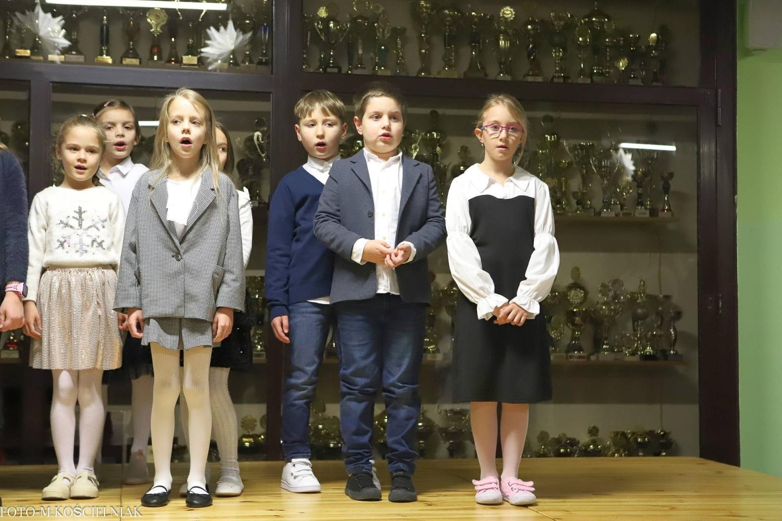 Zdjęcie w galerii na portalu naszraciborz.pl: Jak Gustaw pokochał święta. Kiermasz świąteczny w SP 15 [FOTO] wiadomości z regionu