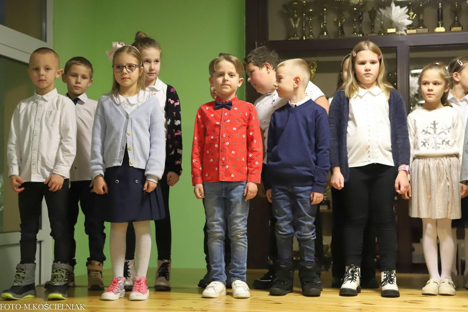 Zdjęcie w galerii na portalu naszraciborz.pl: Jak Gustaw pokochał święta. Kiermasz świąteczny w SP 15 [FOTO] wiadomości z regionu