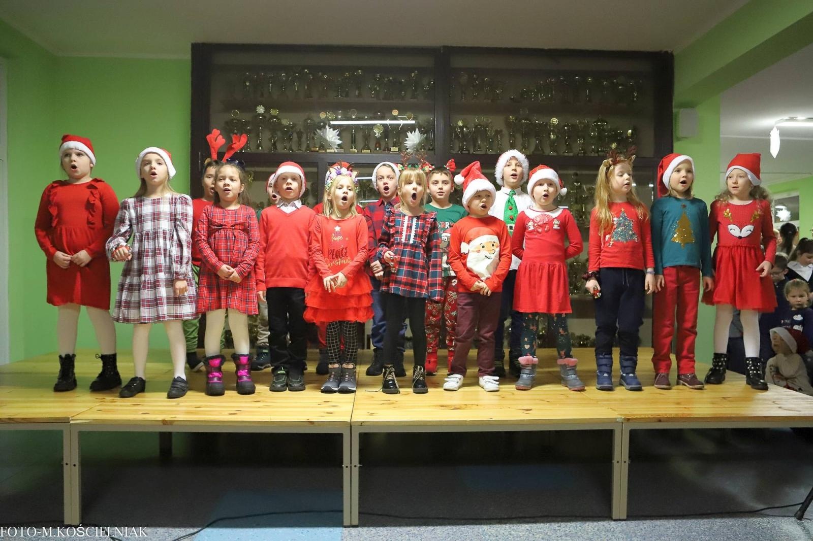 Zdjęcie w galerii na portalu naszraciborz.pl: Jak Gustaw pokochał święta. Kiermasz świąteczny w SP 15 [FOTO] wiadomości z regionu