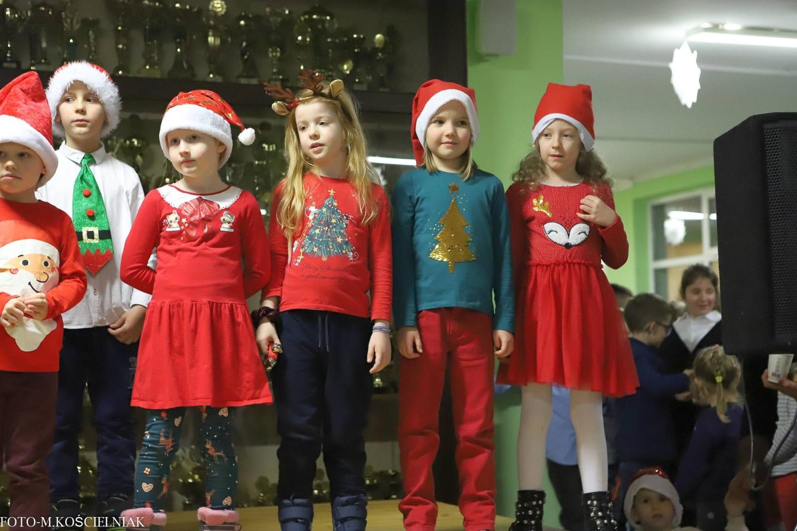 Zdjęcie w galerii na portalu naszraciborz.pl: Jak Gustaw pokochał święta. Kiermasz świąteczny w SP 15 [FOTO] wiadomości z regionu