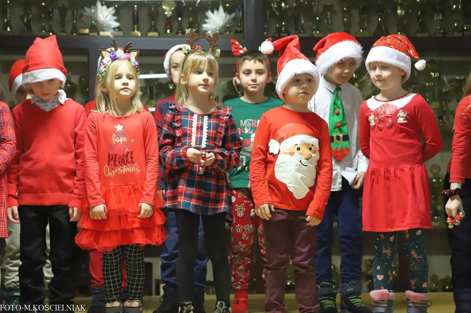 Zdjęcie w galerii na portalu naszraciborz.pl: Jak Gustaw pokochał święta. Kiermasz świąteczny w SP 15 [FOTO] wiadomości z regionu