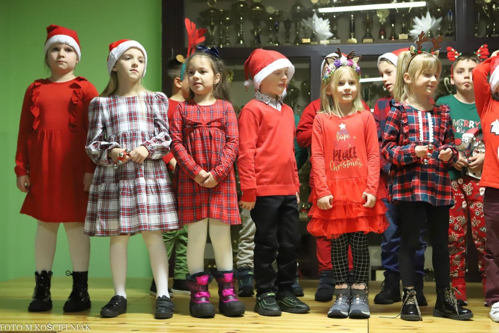 Zdjęcie w galerii na portalu naszraciborz.pl: Jak Gustaw pokochał święta. Kiermasz świąteczny w SP 15 [FOTO] wiadomości z regionu