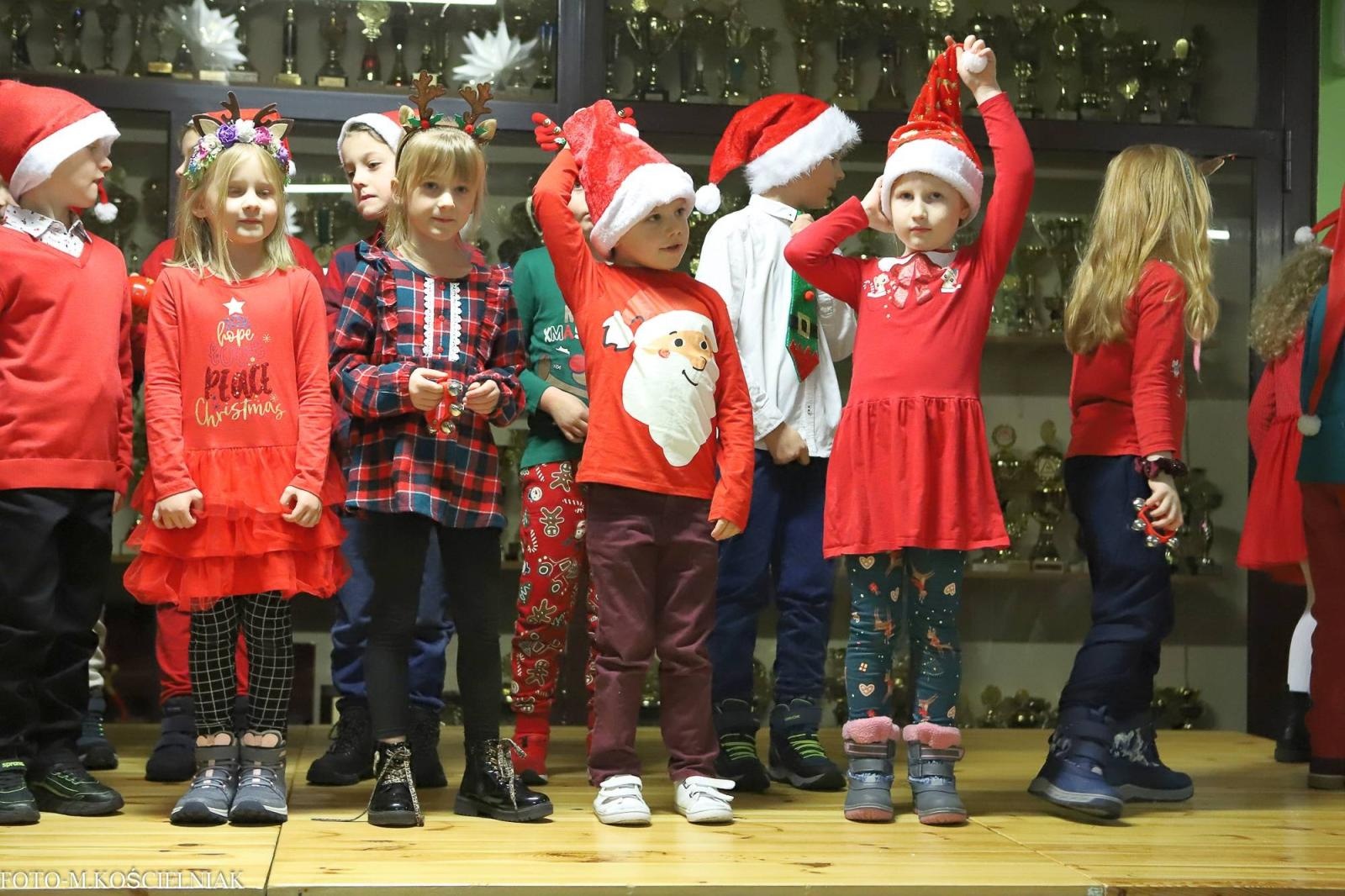 Zdjęcie w galerii na portalu naszraciborz.pl: Jak Gustaw pokochał święta. Kiermasz świąteczny w SP 15 [FOTO] wiadomości z regionu