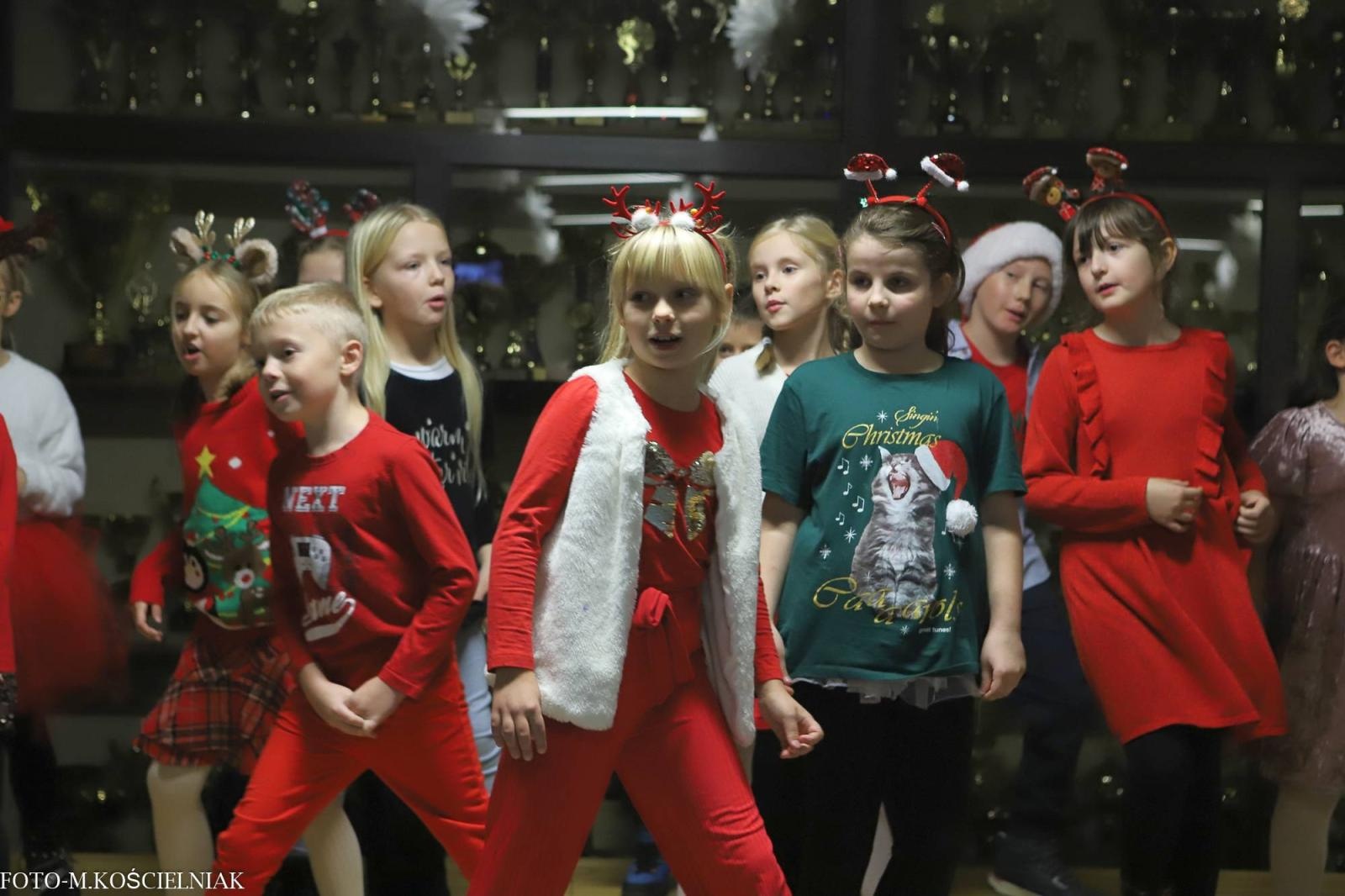 Zdjęcie w galerii na portalu naszraciborz.pl: Jak Gustaw pokochał święta. Kiermasz świąteczny w SP 15 [FOTO] wiadomości z regionu