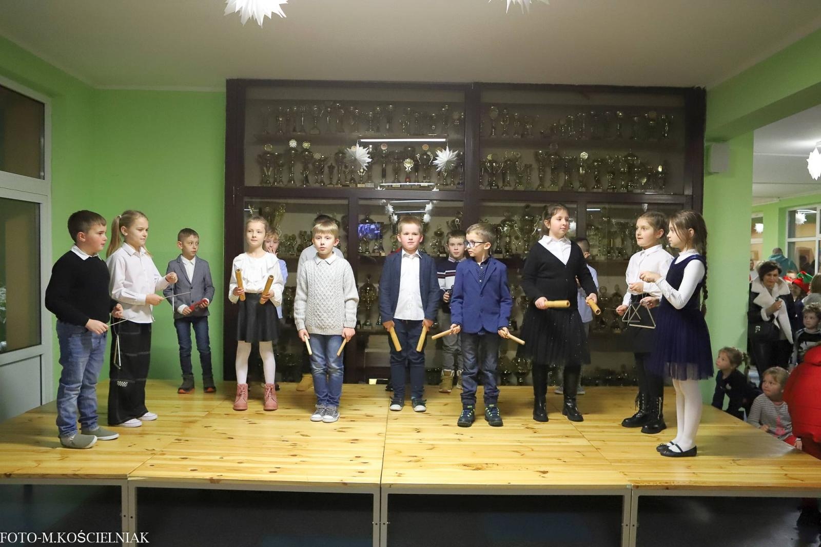 Zdjęcie w galerii na portalu naszraciborz.pl: Jak Gustaw pokochał święta. Kiermasz świąteczny w SP 15 [FOTO] wiadomości z regionu