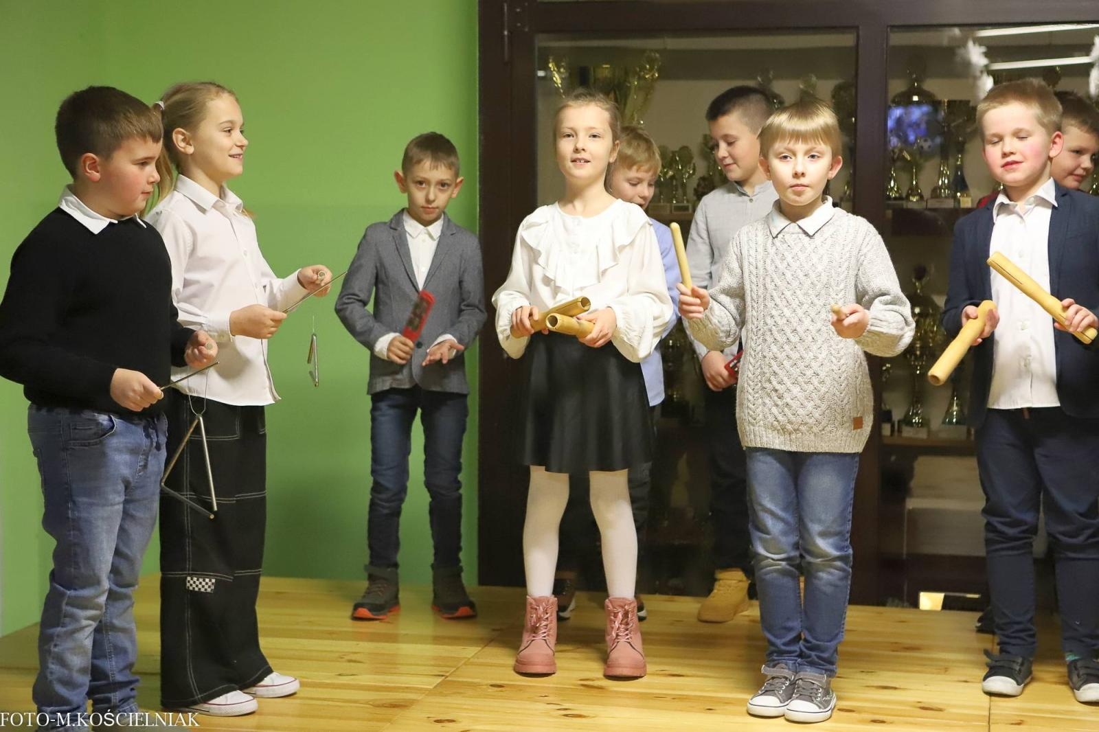 Zdjęcie w galerii na portalu naszraciborz.pl: Jak Gustaw pokochał święta. Kiermasz świąteczny w SP 15 [FOTO] wiadomości z regionu