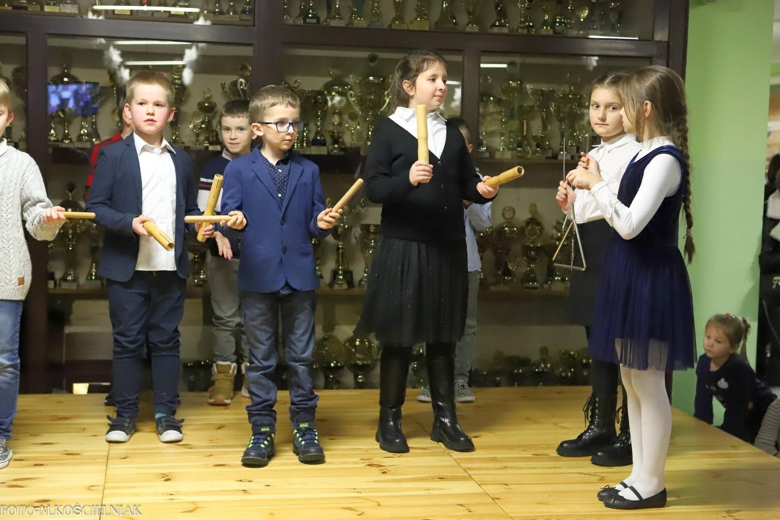 Zdjęcie w galerii na portalu naszraciborz.pl: Jak Gustaw pokochał święta. Kiermasz świąteczny w SP 15 [FOTO] wiadomości z regionu