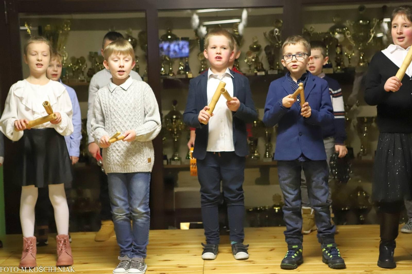 Zdjęcie w galerii na portalu naszraciborz.pl: Jak Gustaw pokochał święta. Kiermasz świąteczny w SP 15 [FOTO] wiadomości z regionu