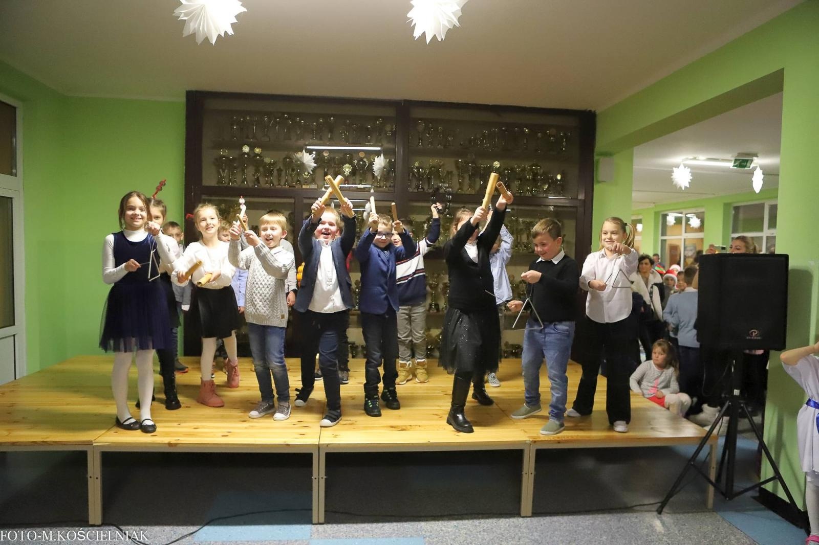 Zdjęcie w galerii na portalu naszraciborz.pl: Jak Gustaw pokochał święta. Kiermasz świąteczny w SP 15 [FOTO] wiadomości z regionu