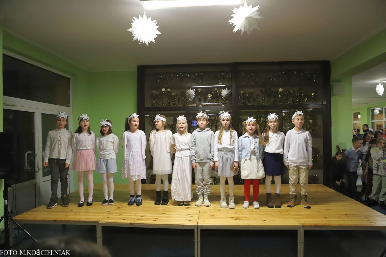 Zdjęcie w galerii na portalu naszraciborz.pl: Jak Gustaw pokochał święta. Kiermasz świąteczny w SP 15 [FOTO] wiadomości z regionu