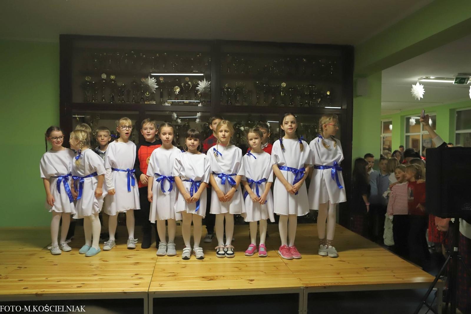 Zdjęcie w galerii na portalu naszraciborz.pl: Jak Gustaw pokochał święta. Kiermasz świąteczny w SP 15 [FOTO] wiadomości z regionu