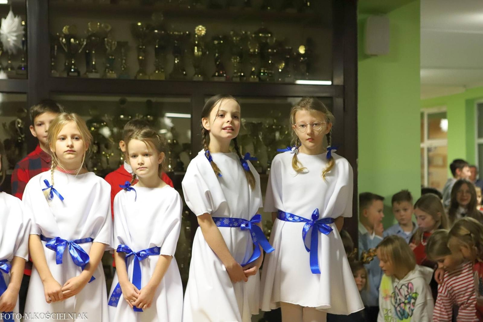 Zdjęcie w galerii na portalu naszraciborz.pl: Jak Gustaw pokochał święta. Kiermasz świąteczny w SP 15 [FOTO] wiadomości z regionu