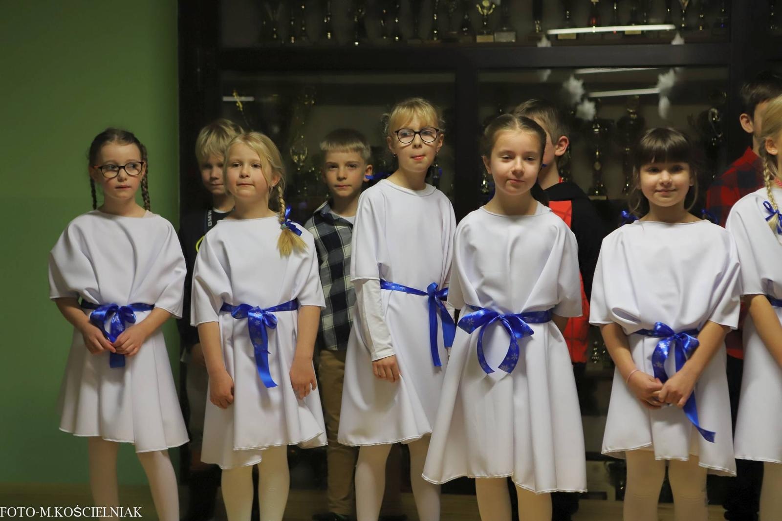 Zdjęcie w galerii na portalu naszraciborz.pl: Jak Gustaw pokochał święta. Kiermasz świąteczny w SP 15 [FOTO] wiadomości z regionu