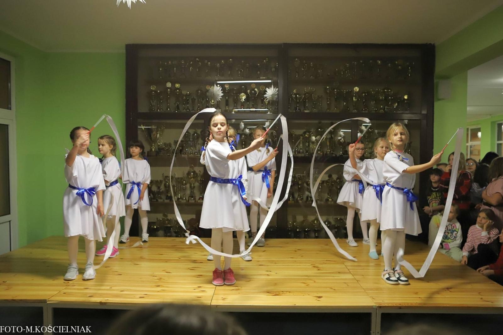 Zdjęcie w galerii na portalu naszraciborz.pl: Jak Gustaw pokochał święta. Kiermasz świąteczny w SP 15 [FOTO] wiadomości z regionu