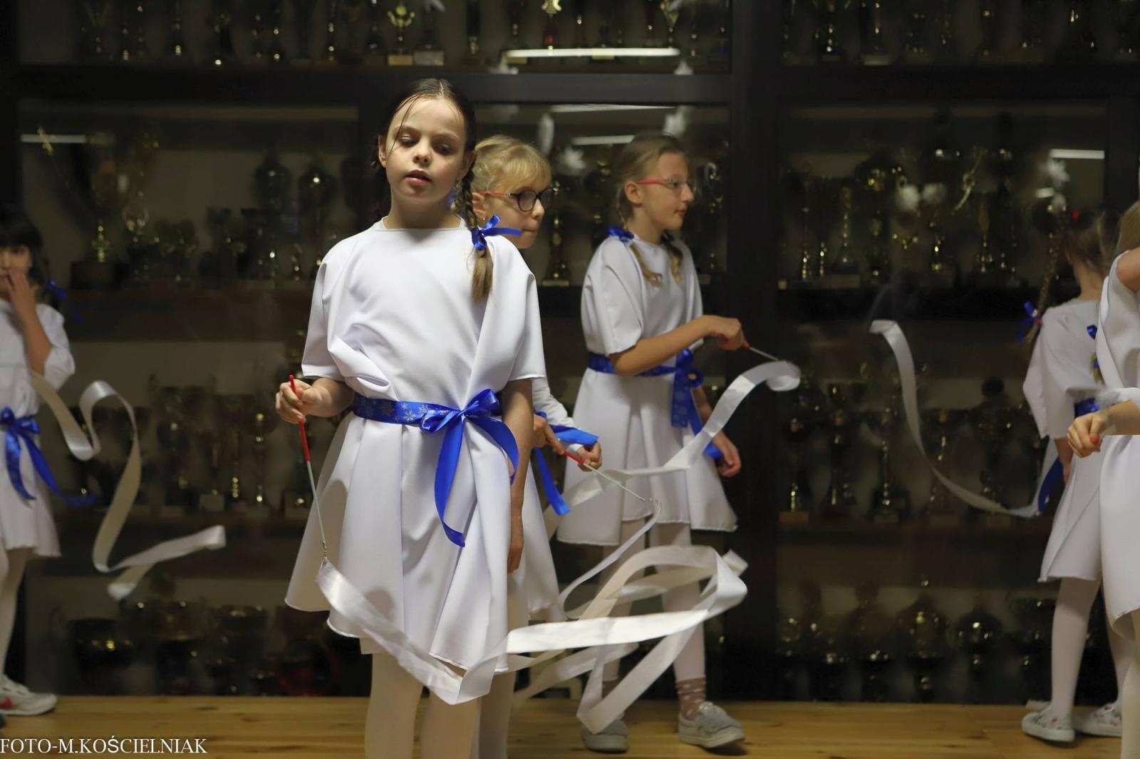 Zdjęcie w galerii na portalu naszraciborz.pl: Jak Gustaw pokochał święta. Kiermasz świąteczny w SP 15 [FOTO] wiadomości z regionu