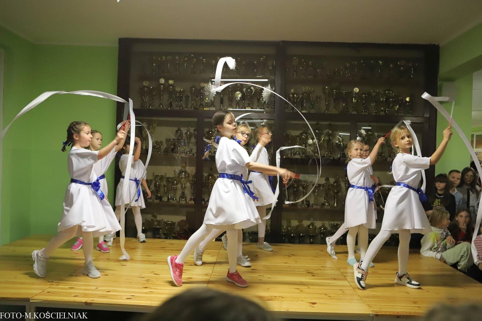 Zdjęcie w galerii na portalu naszraciborz.pl: Jak Gustaw pokochał święta. Kiermasz świąteczny w SP 15 [FOTO] wiadomości z regionu