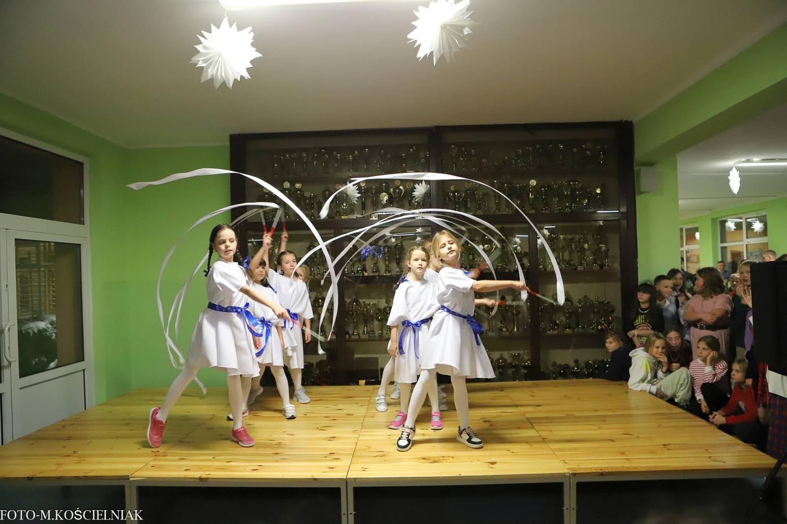 Zdjęcie w galerii na portalu naszraciborz.pl: Jak Gustaw pokochał święta. Kiermasz świąteczny w SP 15 [FOTO] wiadomości z regionu