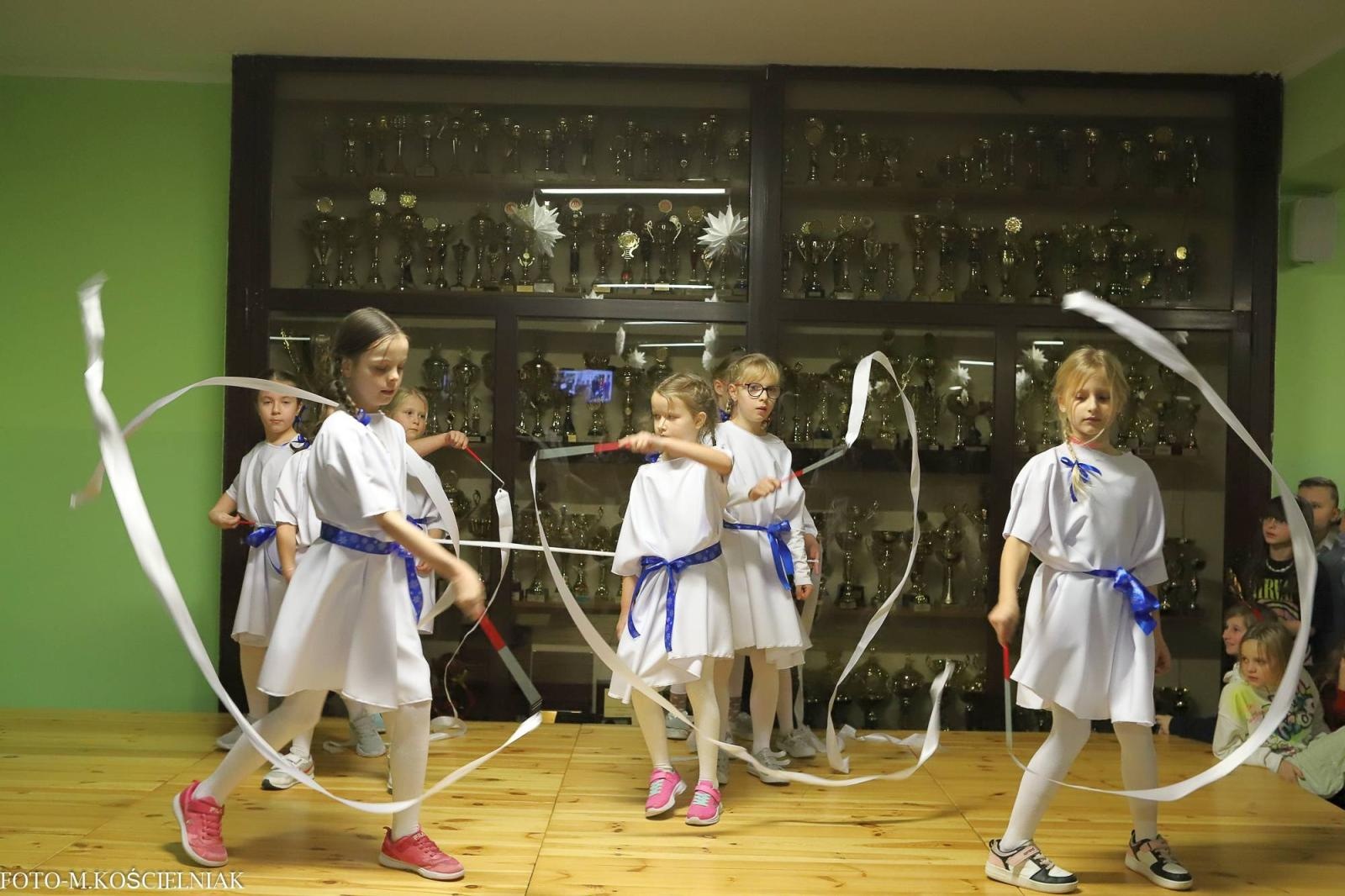 Zdjęcie w galerii na portalu naszraciborz.pl: Jak Gustaw pokochał święta. Kiermasz świąteczny w SP 15 [FOTO] wiadomości z regionu