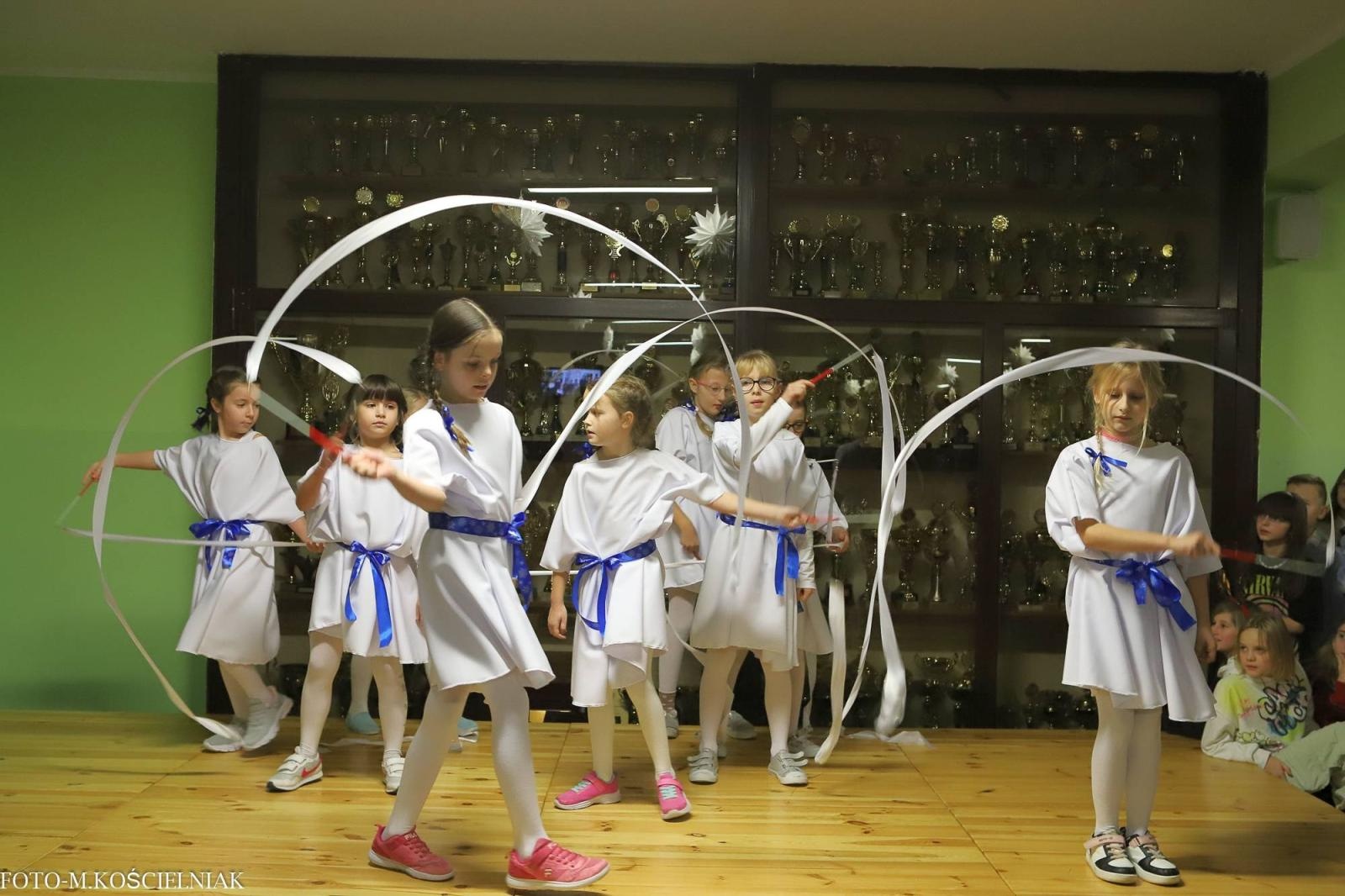 Zdjęcie w galerii na portalu naszraciborz.pl: Jak Gustaw pokochał święta. Kiermasz świąteczny w SP 15 [FOTO] wiadomości z regionu