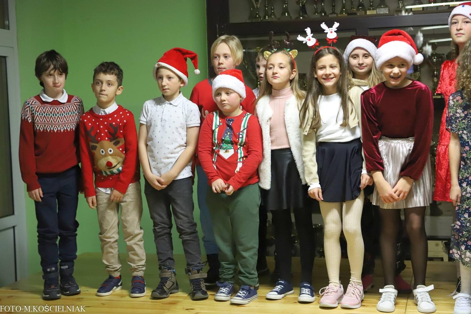 Zdjęcie w galerii na portalu naszraciborz.pl: Jak Gustaw pokochał święta. Kiermasz świąteczny w SP 15 [FOTO] wiadomości z regionu