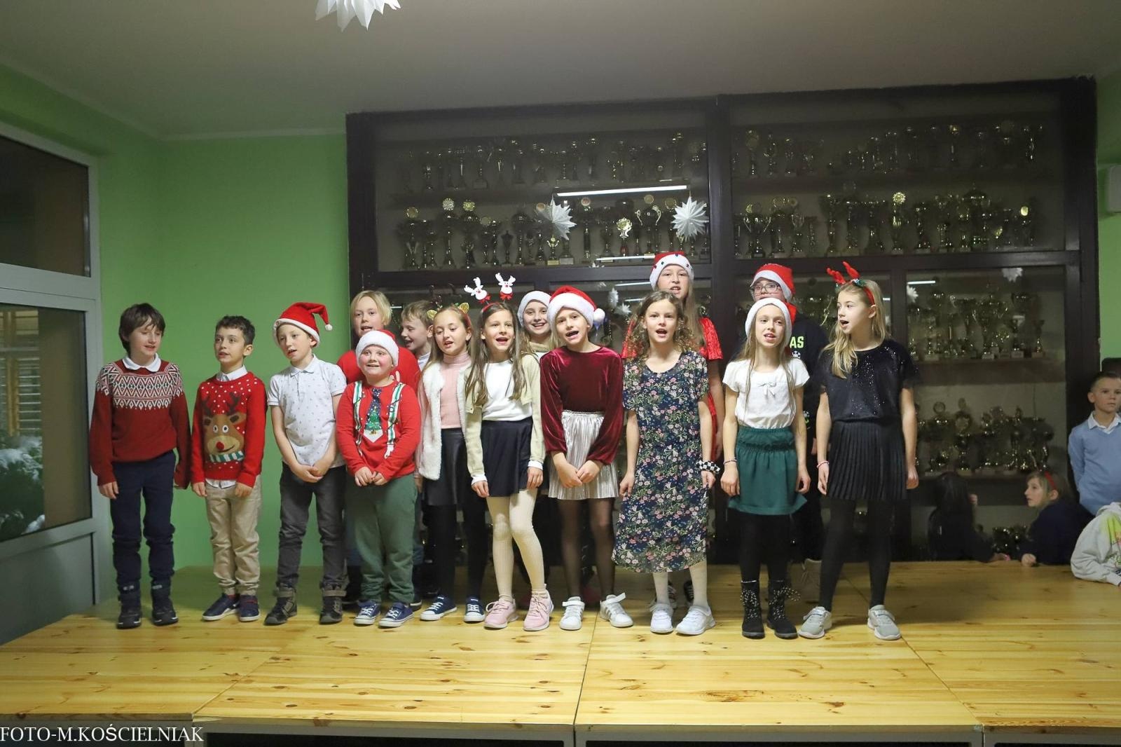 Zdjęcie w galerii na portalu naszraciborz.pl: Jak Gustaw pokochał święta. Kiermasz świąteczny w SP 15 [FOTO] wiadomości z regionu