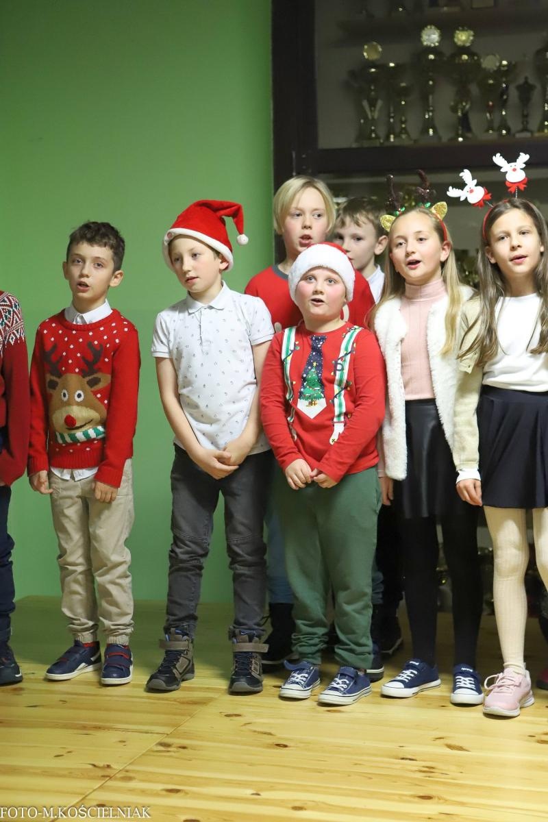 Zdjęcie w galerii na portalu naszraciborz.pl: Jak Gustaw pokochał święta. Kiermasz świąteczny w SP 15 [FOTO] wiadomości z regionu