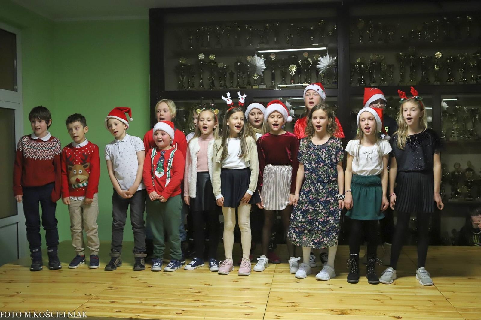 Zdjęcie w galerii na portalu naszraciborz.pl: Jak Gustaw pokochał święta. Kiermasz świąteczny w SP 15 [FOTO] wiadomości z regionu