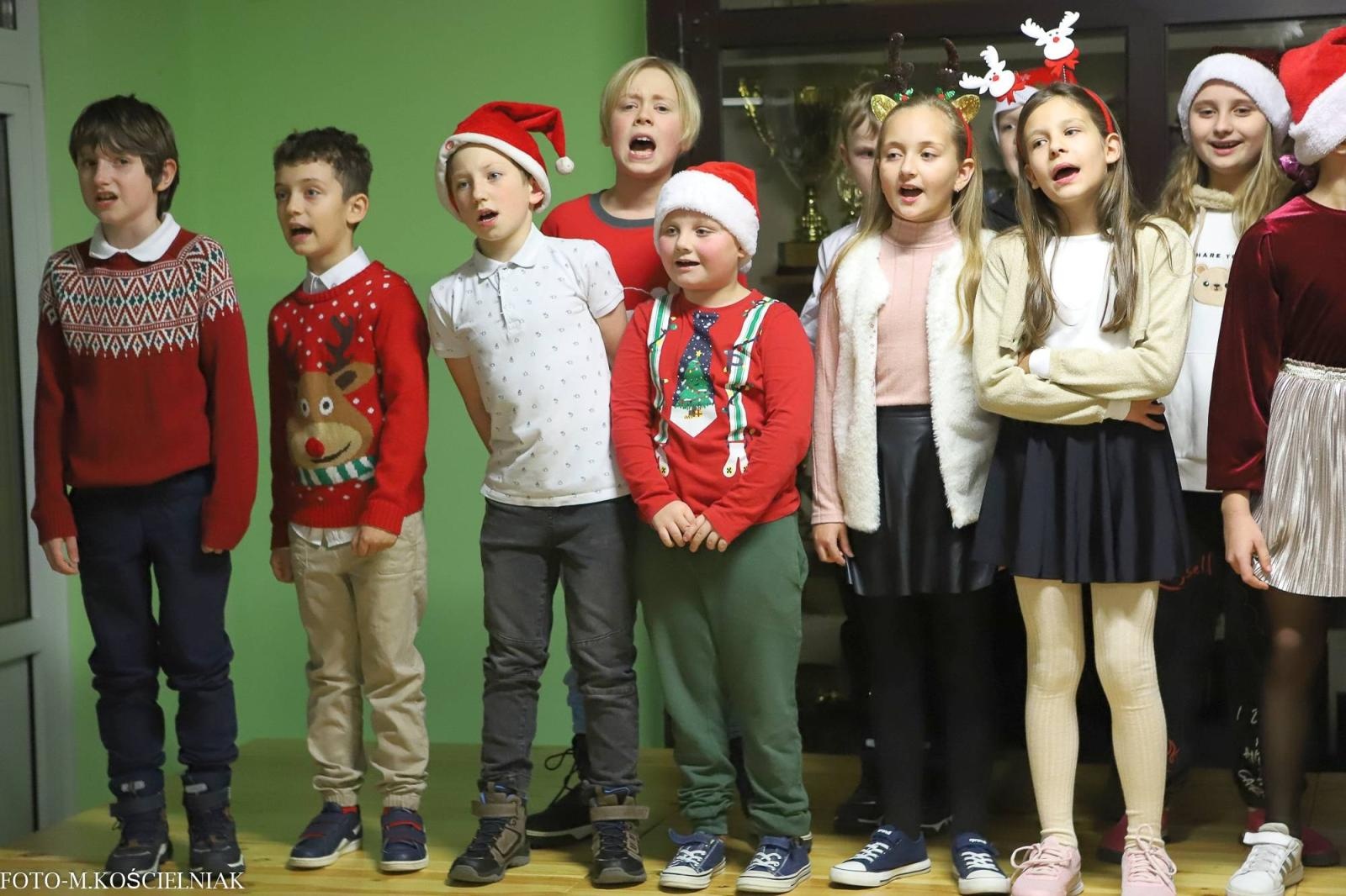 Zdjęcie w galerii na portalu naszraciborz.pl: Jak Gustaw pokochał święta. Kiermasz świąteczny w SP 15 [FOTO] wiadomości z regionu