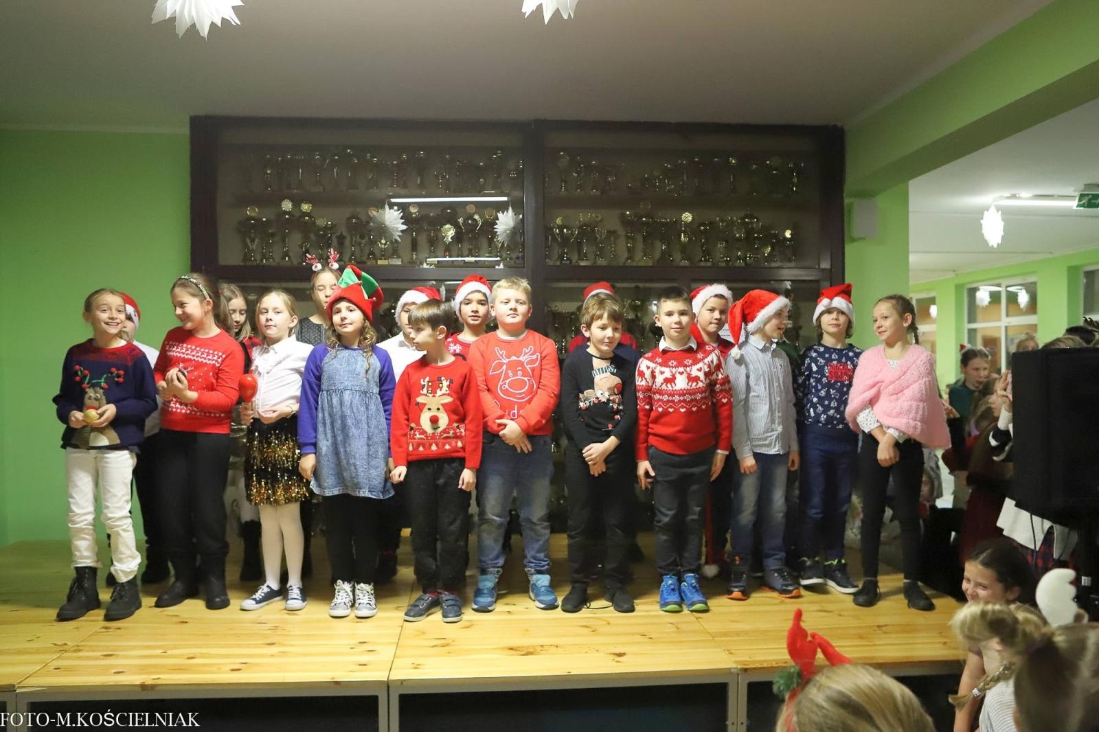 Zdjęcie w galerii na portalu naszraciborz.pl: Jak Gustaw pokochał święta. Kiermasz świąteczny w SP 15 [FOTO] wiadomości z regionu