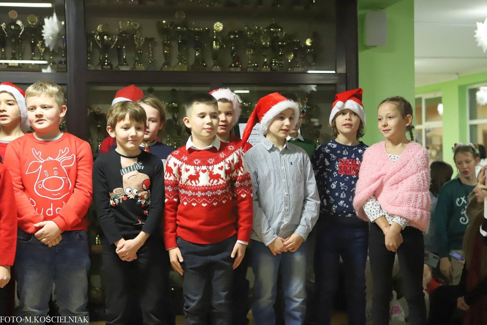 Zdjęcie w galerii na portalu naszraciborz.pl: Jak Gustaw pokochał święta. Kiermasz świąteczny w SP 15 [FOTO] wiadomości z regionu