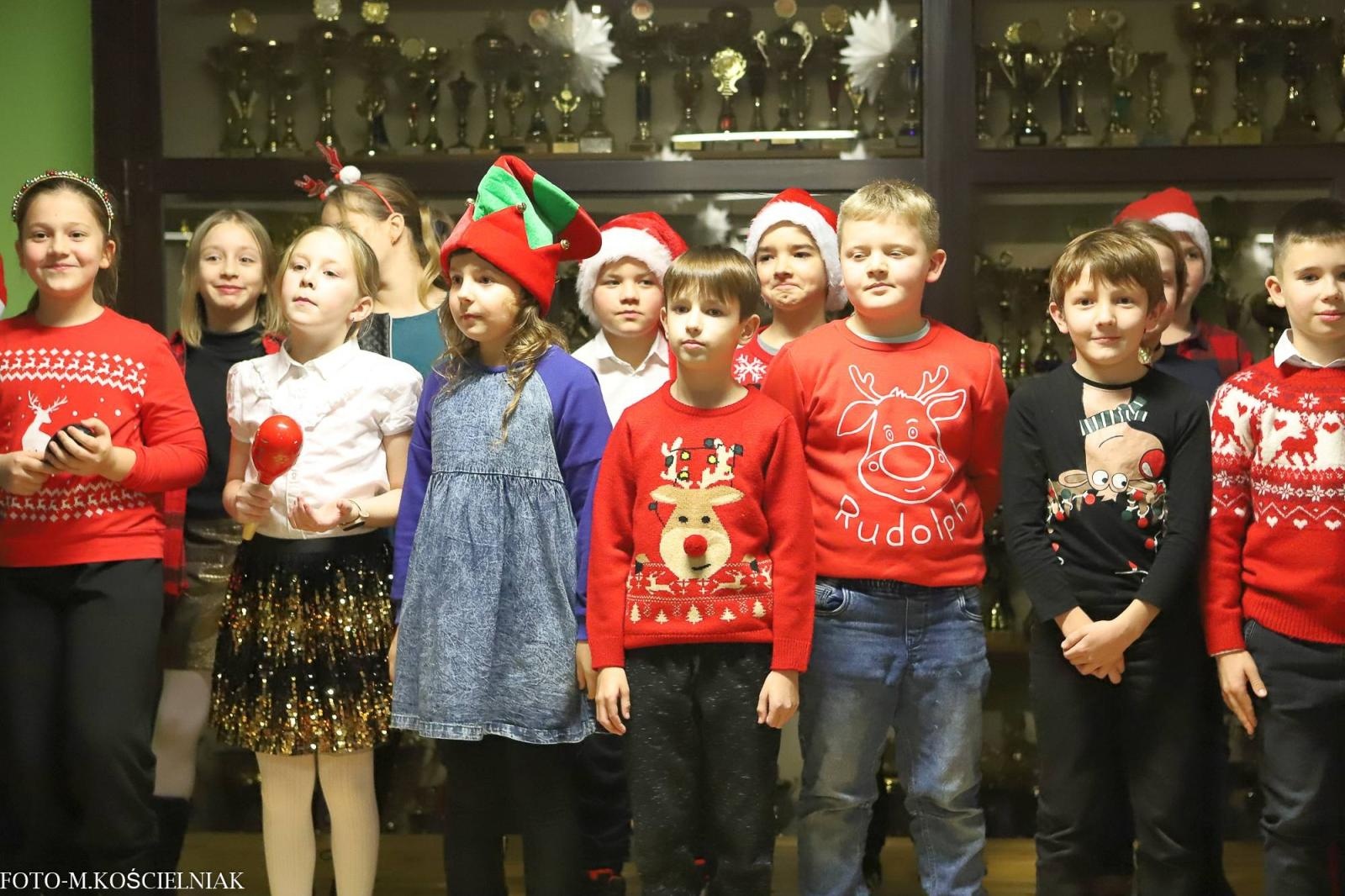 Zdjęcie w galerii na portalu naszraciborz.pl: Jak Gustaw pokochał święta. Kiermasz świąteczny w SP 15 [FOTO] wiadomości z regionu