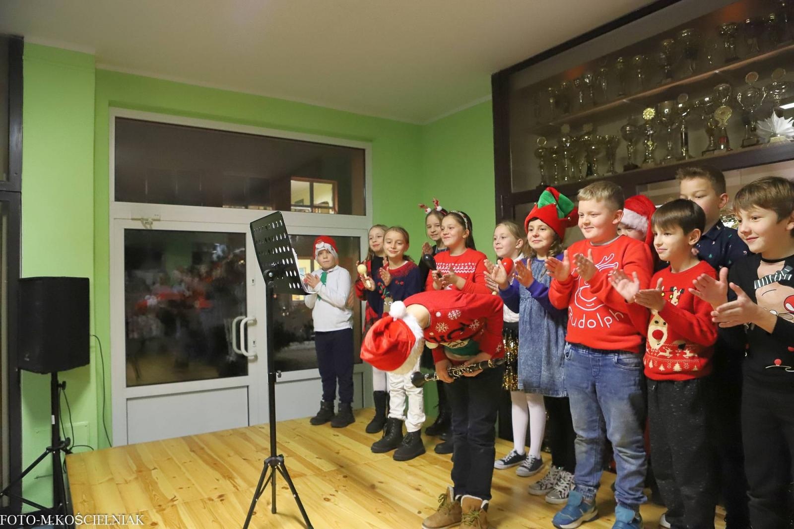 Zdjęcie w galerii na portalu naszraciborz.pl: Jak Gustaw pokochał święta. Kiermasz świąteczny w SP 15 [FOTO] wiadomości z regionu