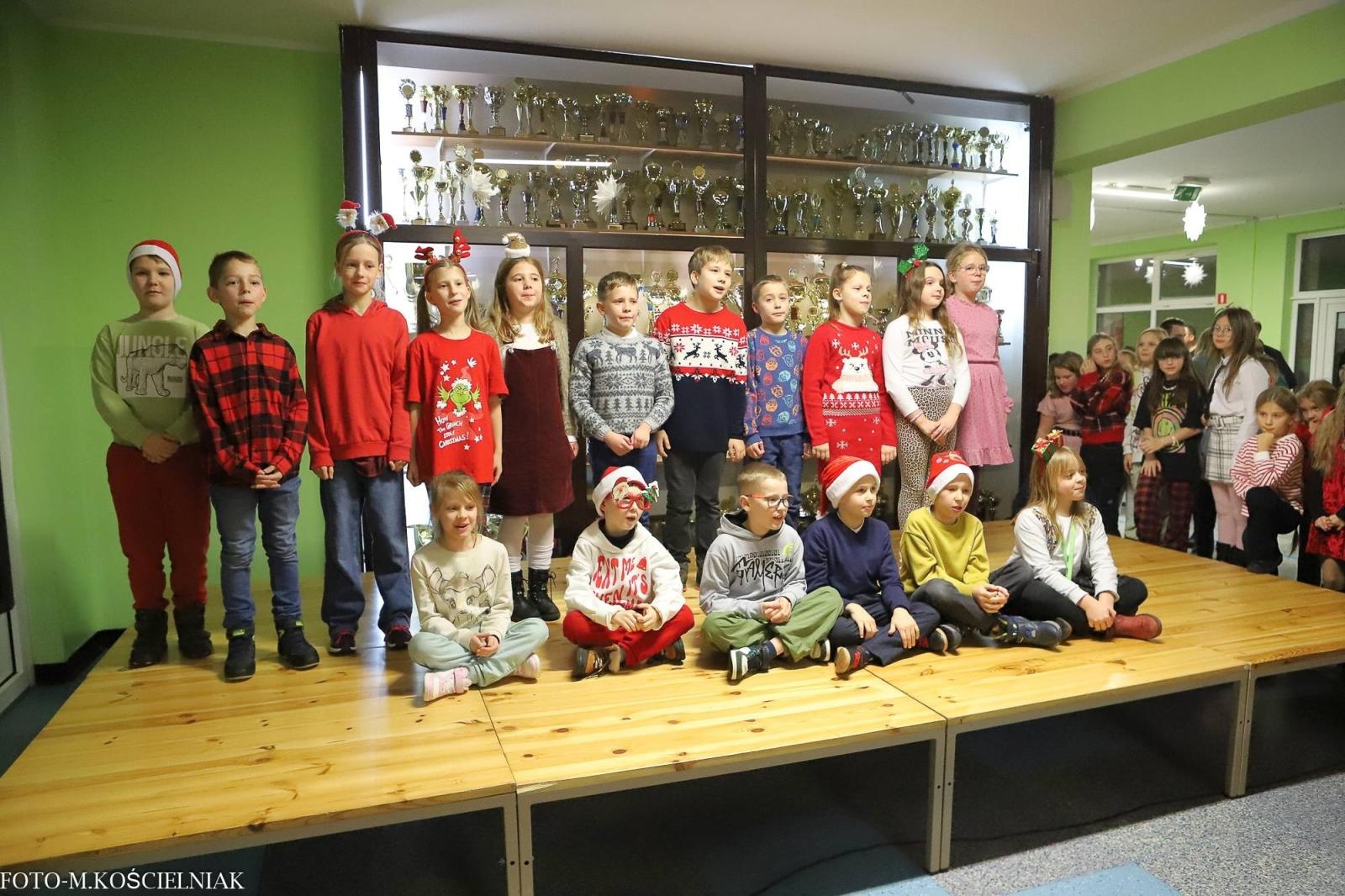 Zdjęcie w galerii na portalu naszraciborz.pl: Jak Gustaw pokochał święta. Kiermasz świąteczny w SP 15 [FOTO] wiadomości z regionu