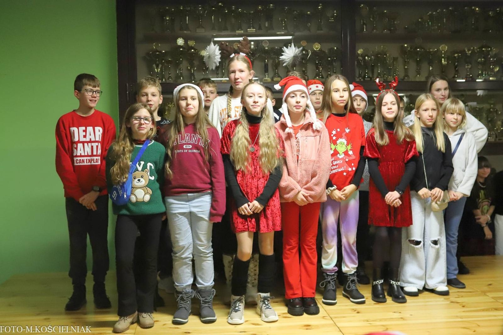 Zdjęcie w galerii na portalu naszraciborz.pl: Jak Gustaw pokochał święta. Kiermasz świąteczny w SP 15 [FOTO] wiadomości z regionu