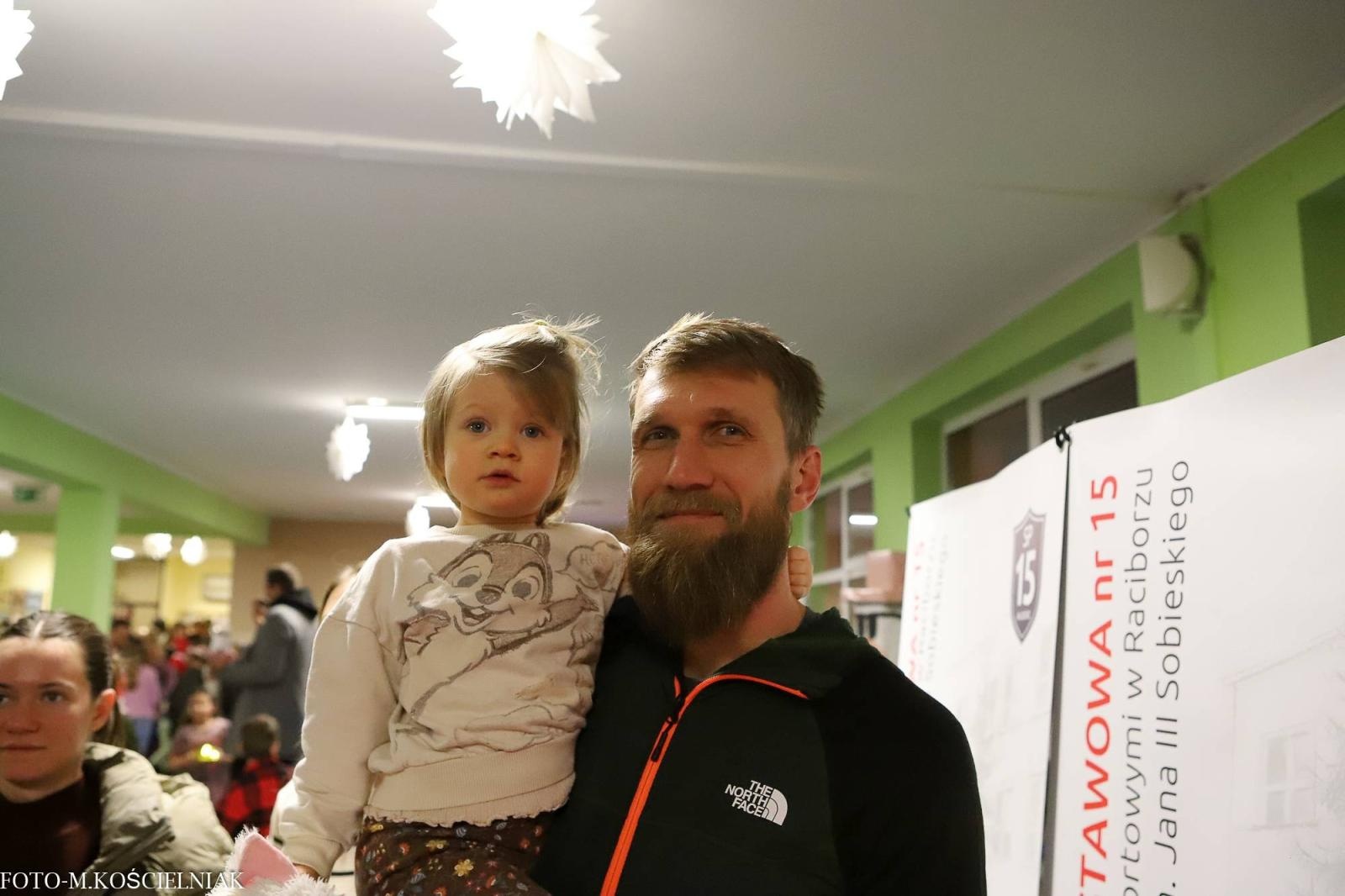 Zdjęcie w galerii na portalu naszraciborz.pl: Jak Gustaw pokochał święta. Kiermasz świąteczny w SP 15 [FOTO] wiadomości z regionu