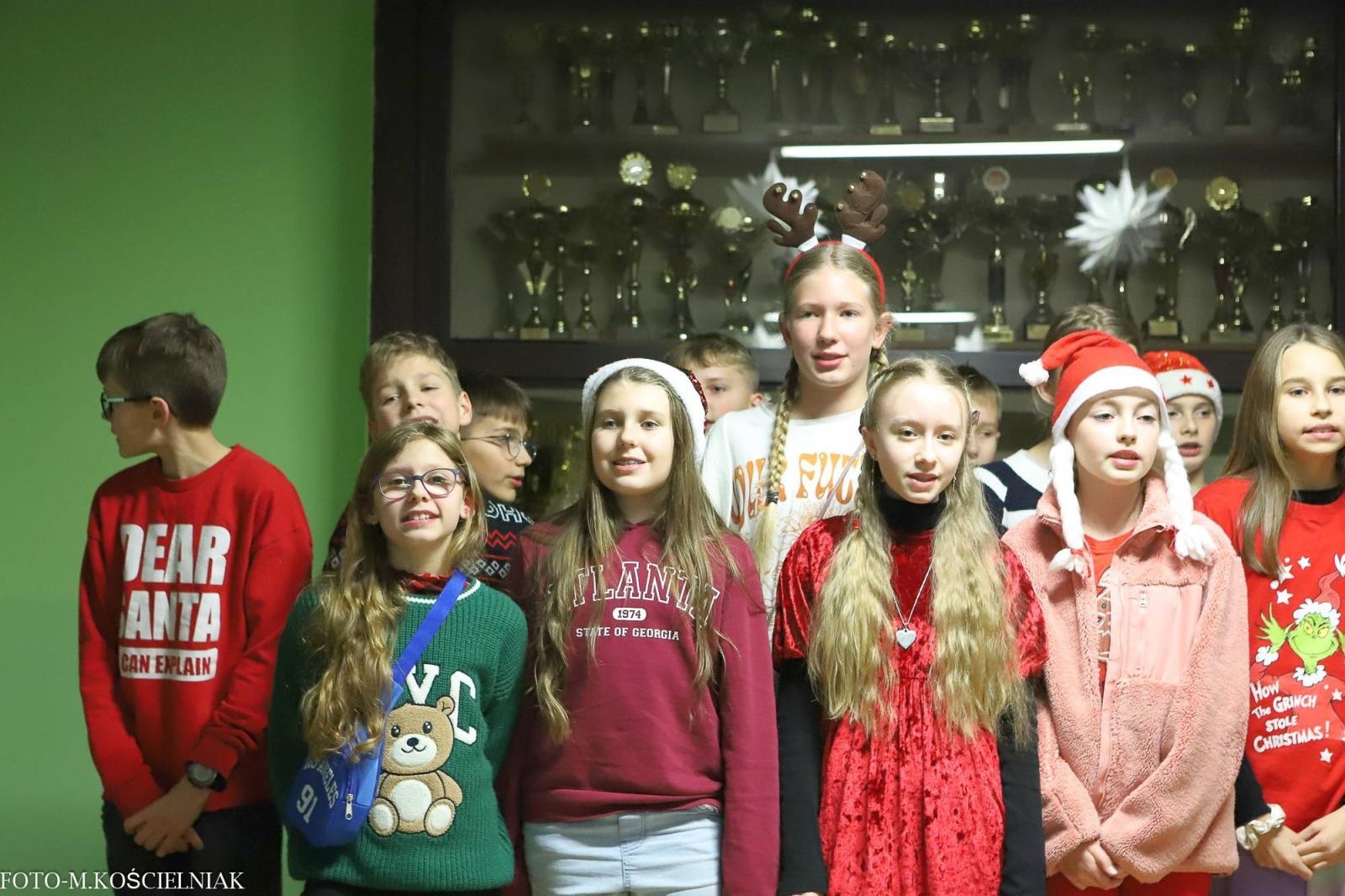 Zdjęcie w galerii na portalu naszraciborz.pl: Jak Gustaw pokochał święta. Kiermasz świąteczny w SP 15 [FOTO] wiadomości z regionu