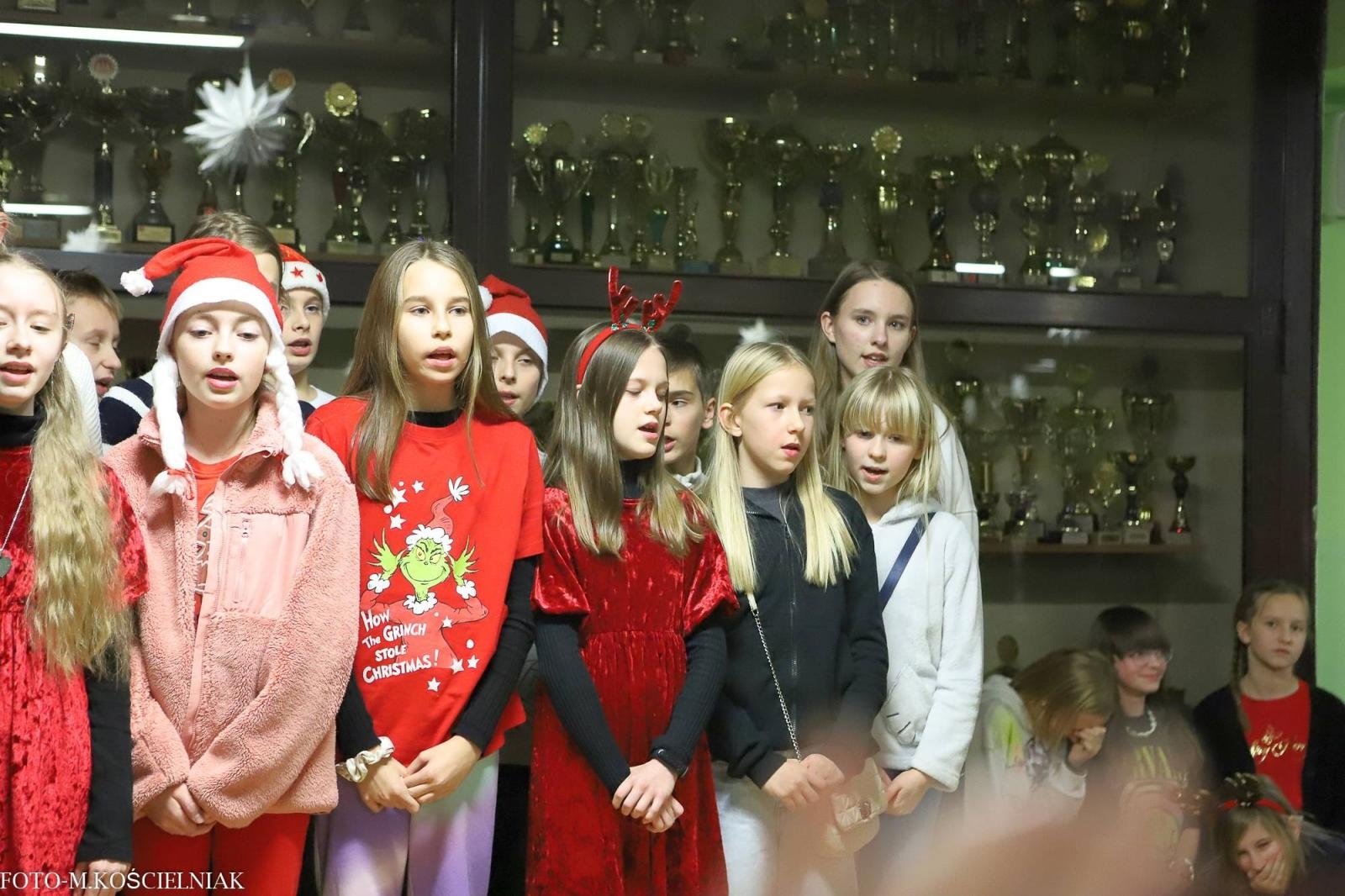 Zdjęcie w galerii na portalu naszraciborz.pl: Jak Gustaw pokochał święta. Kiermasz świąteczny w SP 15 [FOTO] wiadomości z regionu