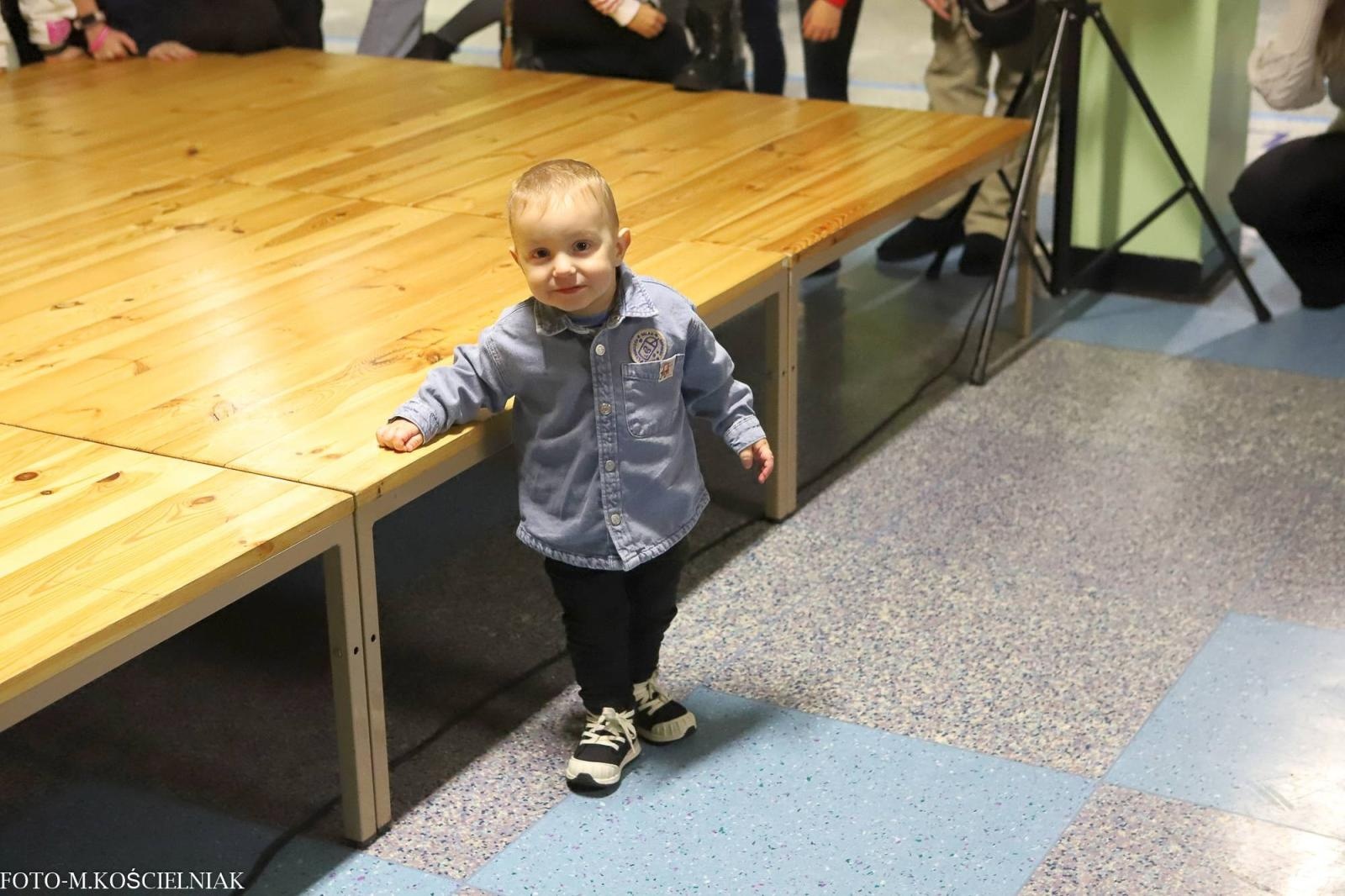 Zdjęcie w galerii na portalu naszraciborz.pl: Jak Gustaw pokochał święta. Kiermasz świąteczny w SP 15 [FOTO] wiadomości z regionu