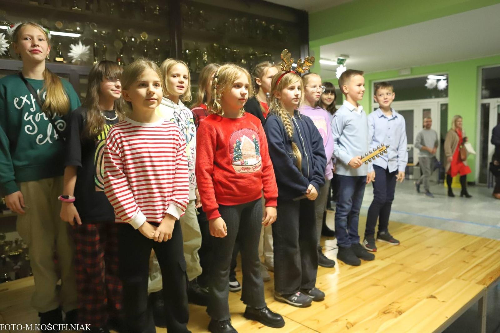 Zdjęcie w galerii na portalu naszraciborz.pl: Jak Gustaw pokochał święta. Kiermasz świąteczny w SP 15 [FOTO] wiadomości z regionu