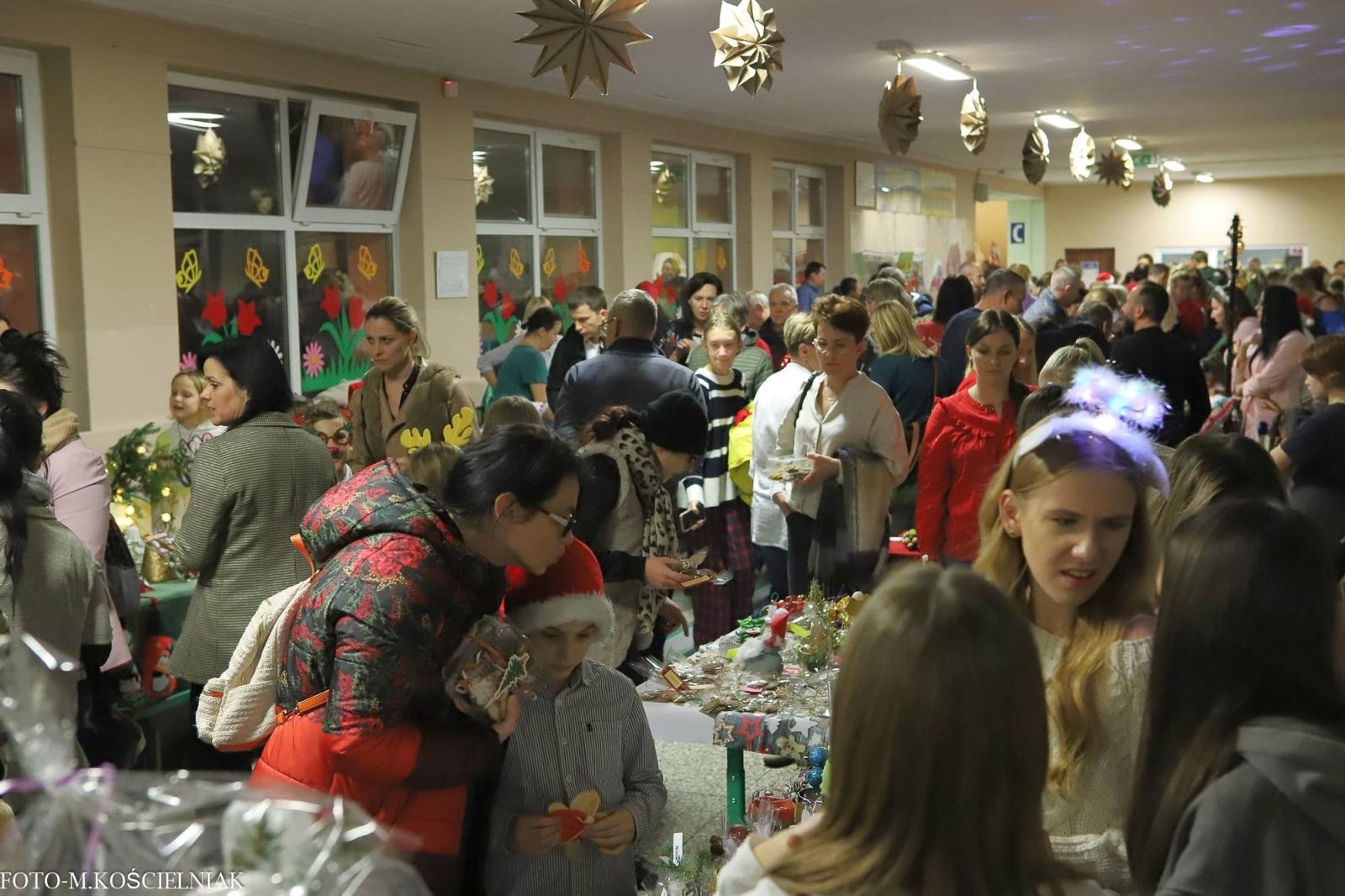Zdjęcie w galerii na portalu naszraciborz.pl: Jak Gustaw pokochał święta. Kiermasz świąteczny w SP 15 [FOTO] wiadomości z regionu