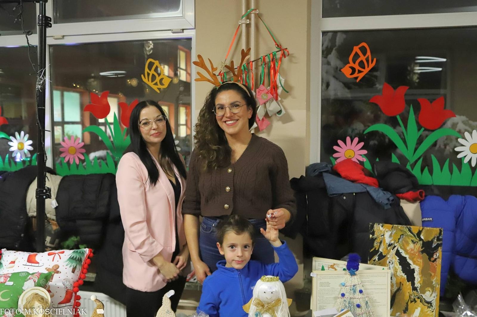 Zdjęcie w galerii na portalu naszraciborz.pl: Jak Gustaw pokochał święta. Kiermasz świąteczny w SP 15 [FOTO] wiadomości z regionu