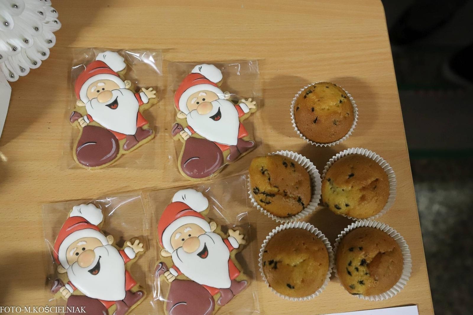 Zdjęcie w galerii na portalu naszraciborz.pl: Jak Gustaw pokochał święta. Kiermasz świąteczny w SP 15 [FOTO] wiadomości z regionu