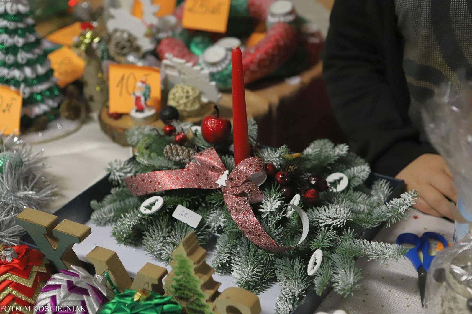 Zdjęcie w galerii na portalu naszraciborz.pl: Jak Gustaw pokochał święta. Kiermasz świąteczny w SP 15 [FOTO] wiadomości z regionu