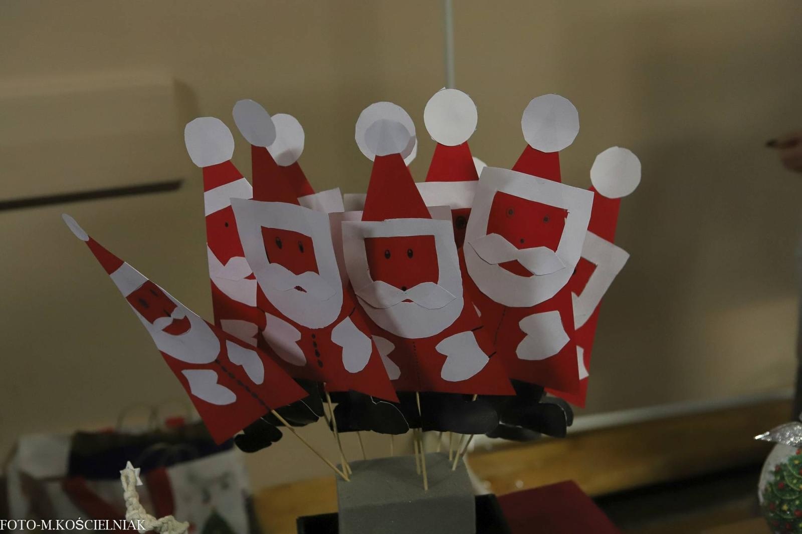 Zdjęcie w galerii na portalu naszraciborz.pl: Jak Gustaw pokochał święta. Kiermasz świąteczny w SP 15 [FOTO] wiadomości z regionu