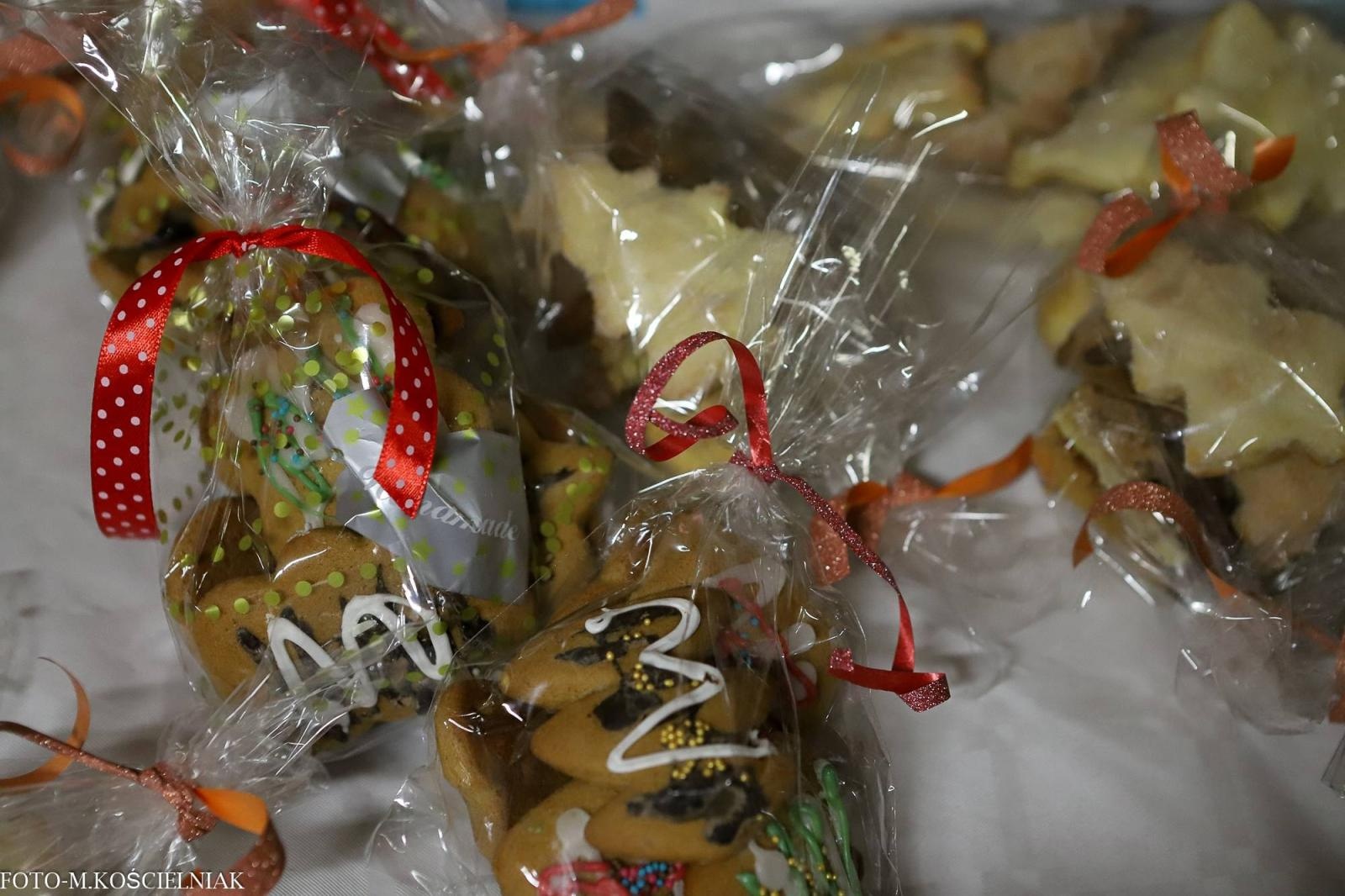 Zdjęcie w galerii na portalu naszraciborz.pl: Jak Gustaw pokochał święta. Kiermasz świąteczny w SP 15 [FOTO] wiadomości z regionu