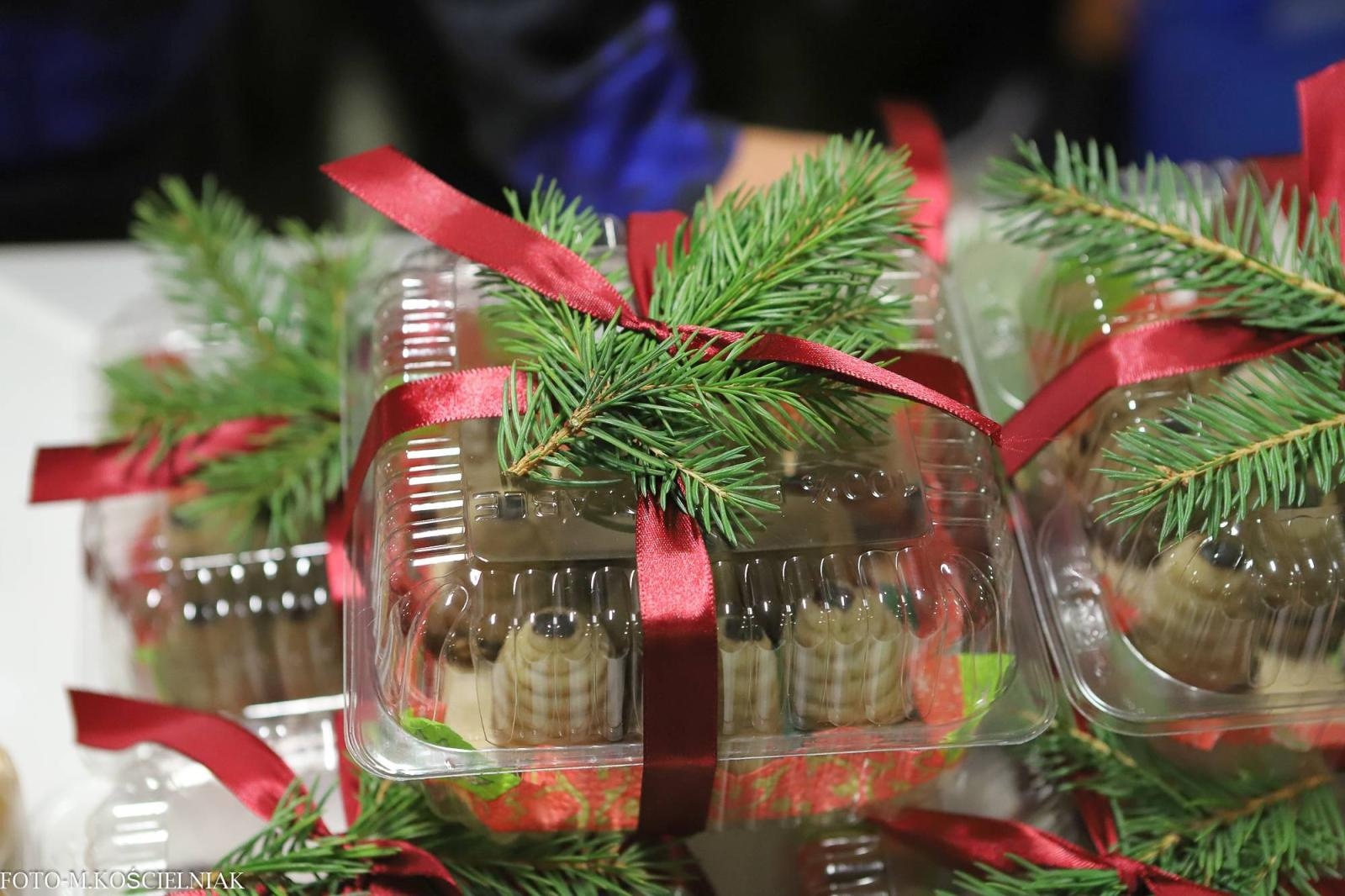 Zdjęcie w galerii na portalu naszraciborz.pl: Jak Gustaw pokochał święta. Kiermasz świąteczny w SP 15 [FOTO] wiadomości z regionu