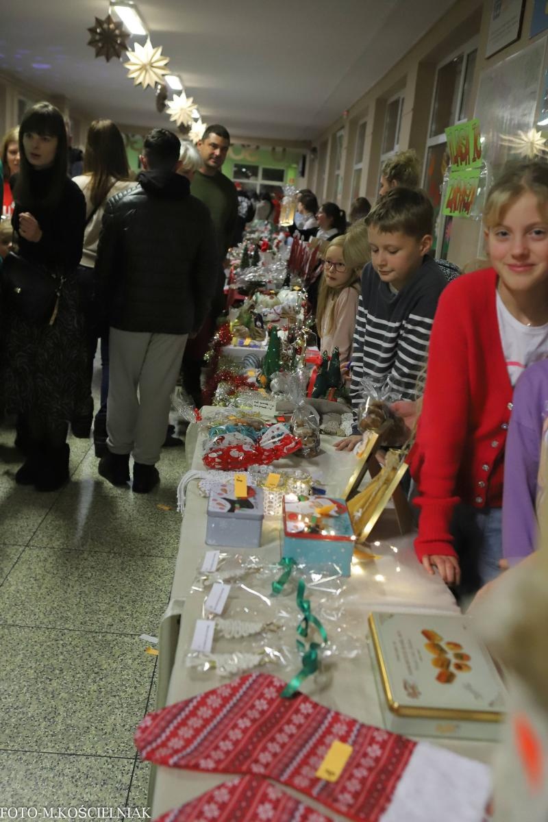 Zdjęcie w galerii na portalu naszraciborz.pl: Jak Gustaw pokochał święta. Kiermasz świąteczny w SP 15 [FOTO] wiadomości z regionu
